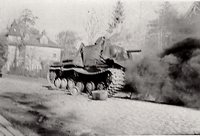 1941 г. Подбитый советский танк на улице Урицка.